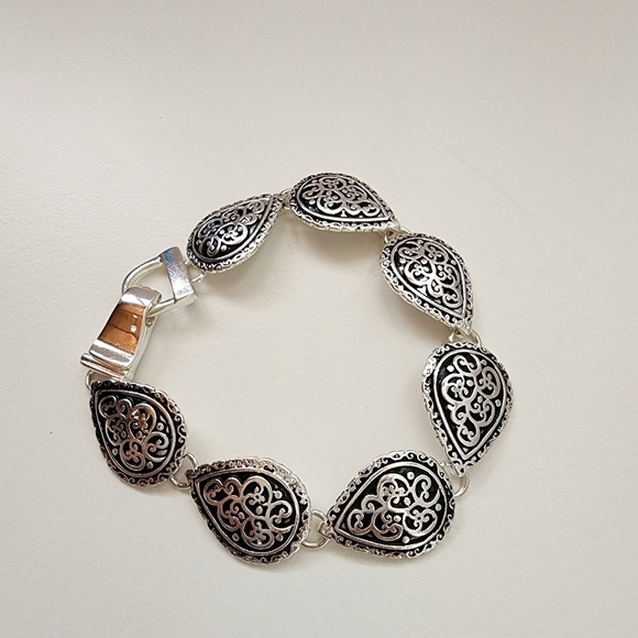 NWT Embossed Antique Metal Teardrop Magnetic Link Bracelet - Picture 8 of 10